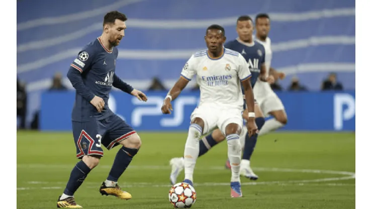 David Alaba en acción por el Real Madrid ante Lionel Messi en el PSG.