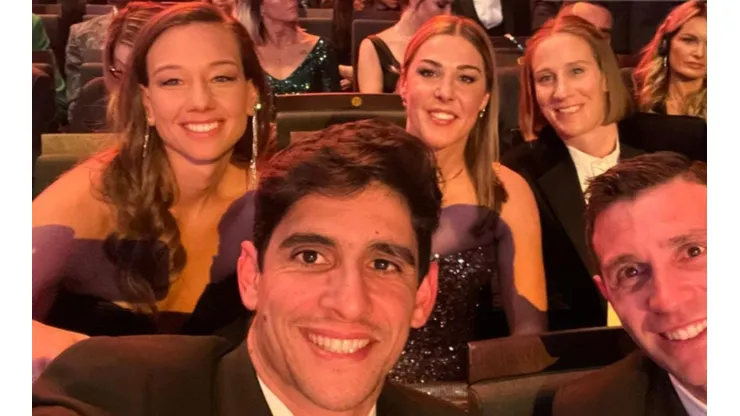 Tiane se luce con el Dibu en fotón de los mejores arqueros del mundo