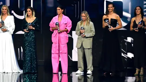 Tiane recibe el premio por estar en el XI de la temporada