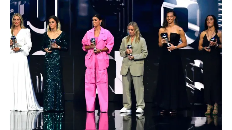 Tiane recibe el premio por estar en el XI de la temporada