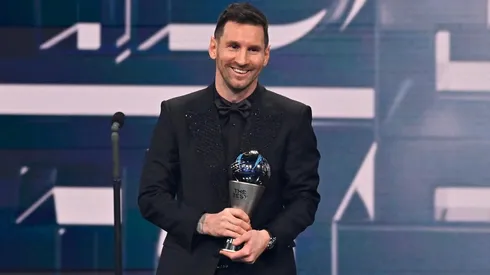 Messi sonríe con el premio The Best al mejor jugador del 2022