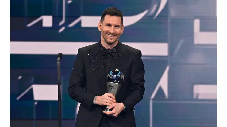 Messi sonríe con el premio The Best al mejor jugador del 2022