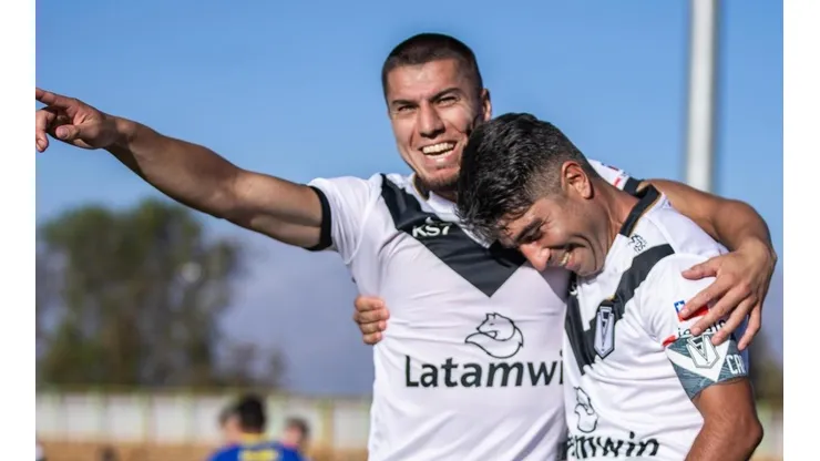 Los Microbuseros suman 3 puntos en la Primera B.