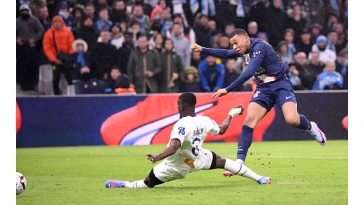 Kylian Mbappé anotó un golazo de volea luego de un pase espectacular de Lionel Messi,