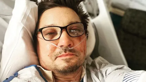 Jeremy Renner en una de las pocas imágenes que ha publicado tras el accidente.