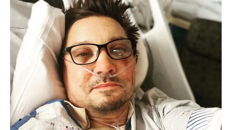 Jeremy Renner en una de las pocas imágenes que ha publicado tras el accidente.
