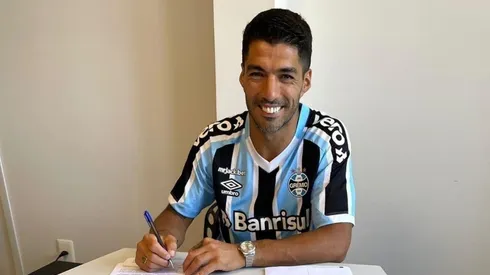 Luis Suárez con la camiseta de Gremio con el dorsal 9 para le temporada 2023.