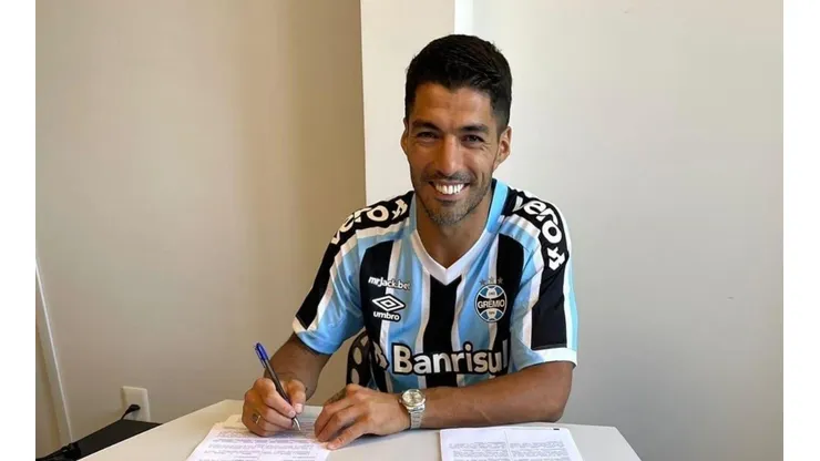 Luis Suárez con la camiseta de Gremio con el dorsal 9 para le temporada 2023.