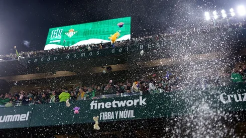 Así fue la lluvia de peluches de los hinchas del Betis
