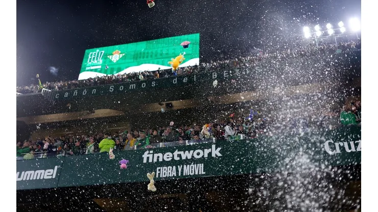 Así fue la lluvia de peluches de los hinchas del Betis