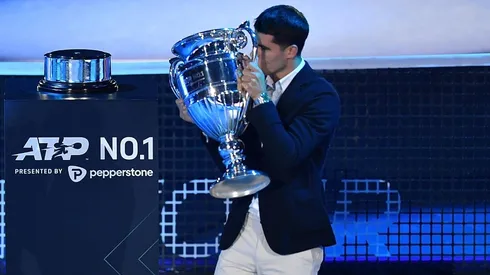 Alcaraz recibió el trofeo como número 1 del mundo