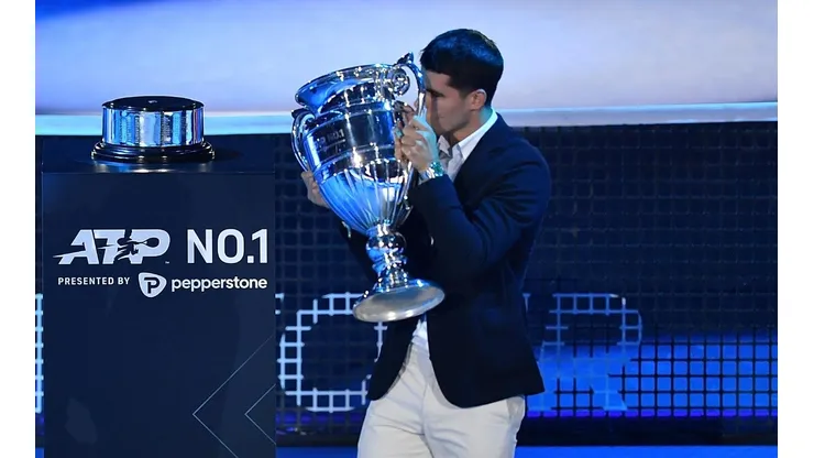 Alcaraz recibió el trofeo como número 1 del mundo