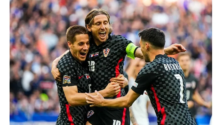Josip Brekalo (el objetivo del Betis de Pellegrini) celebra con Luka Modric y Mario Pasalic un gol de Croacia.
