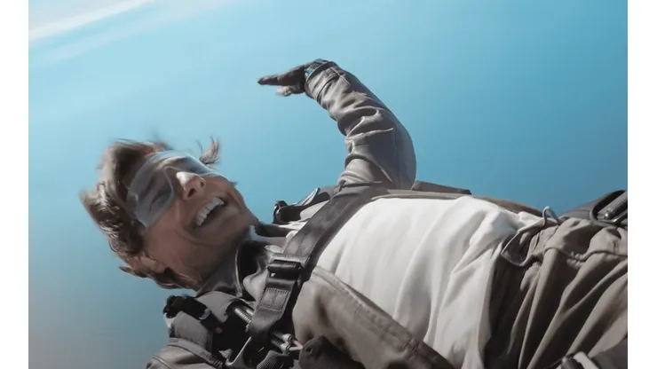 Tom Cruise en medio de su caída libre.
