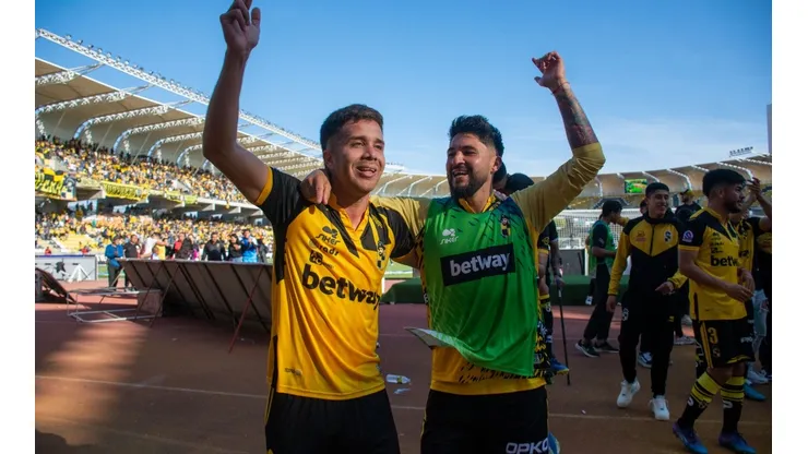 Cristopher Barrera (de amarillo) el nuevo refuerzo de Curicó Unido. A su lado, Jorge Gatica, quien fichó en Santiago Wanderers.