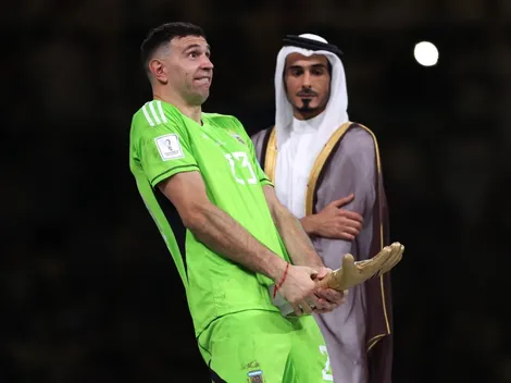 El show que arma Dibu Martínez tras recibir el Guante de Oro