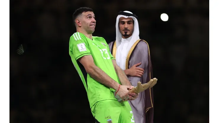Así celebró Emiliano Martínez cuando le entregaron el Guante de Oro que ganó en Qatar 2022.