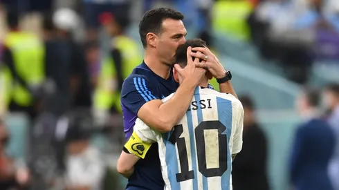 Lionel Scaloni y Lionel Messi luego de la tanda de penales que Argentina le ganó a Países Bajos en los cuartos de final de Qatar 2022.
