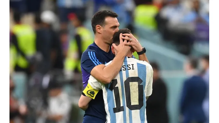 Lionel Scaloni y Lionel Messi luego de la tanda de penales que Argentina le ganó a Países Bajos en los cuartos de final de Qatar 2022.
