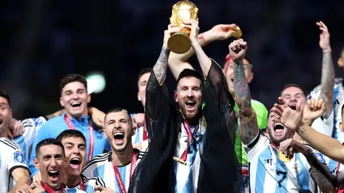 Messi levanta la copa, el sueño de toda su vida
