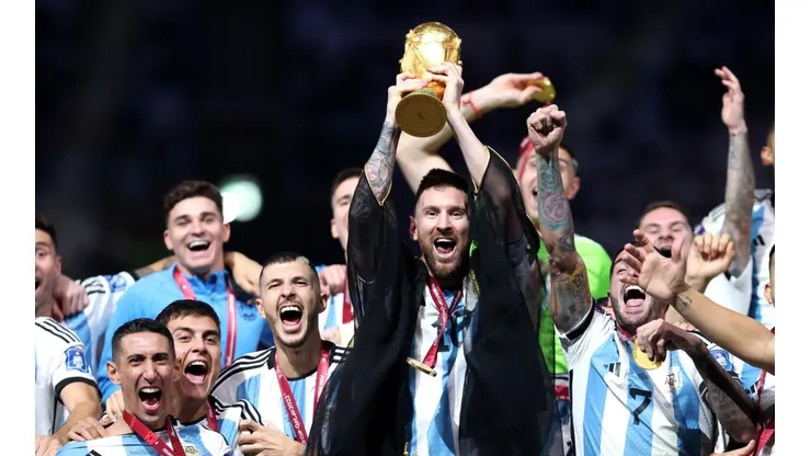 Messi levanta la copa, el sueño de toda su vida