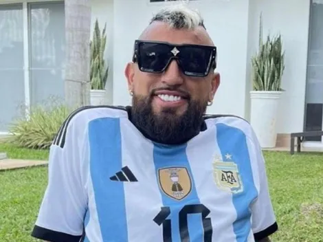 Arturo Vidal se pone la camiseta de Argentina para celebrar