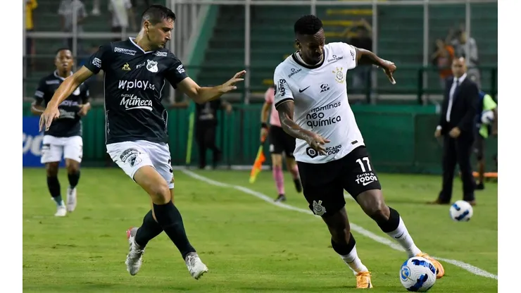 Guillermo Burdisso lucha un balón con Jo en un partido entre Corinthians y Deportivo Cali.