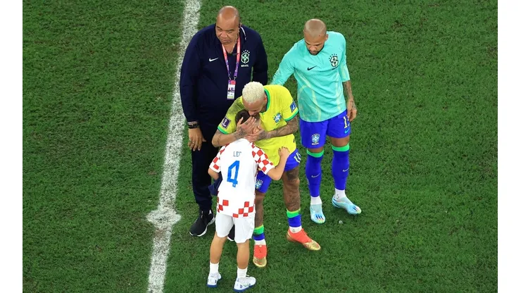 Leo Perišić, el hijo de Ivan, esperó con paciencia su turno para consolar a Neymar con un abrazo.