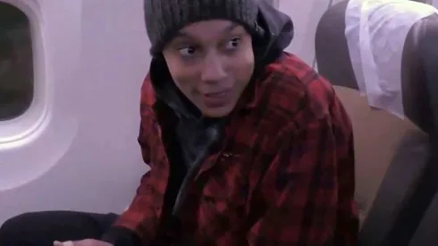 Brittney Griner en el avión de vuelta a Estados Unidos