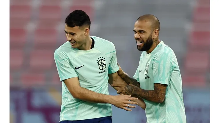 Dani Alves está feliz con su rol secundario en la selección de Brasil