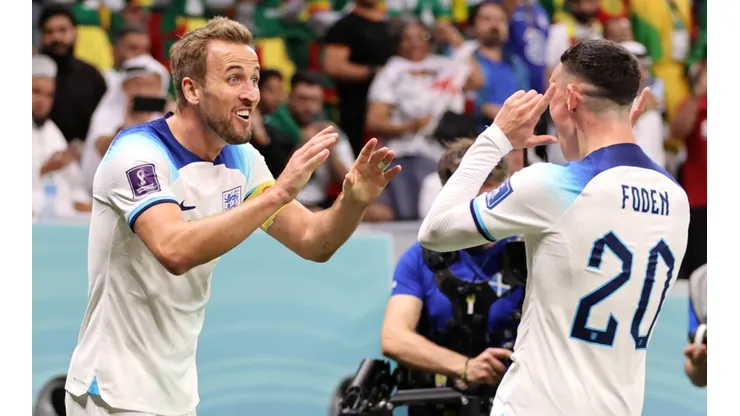 Harry Kane (29 años) festeja su gol ante Senegal junto al joven Foden (22 años)