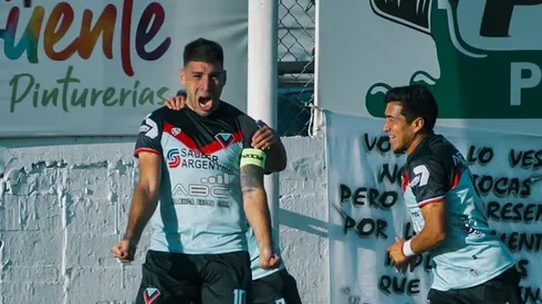 Mateo Acosta festeja uno de los goles que convirtió en los dos años y medio que permaneció en Brown de Adrogué de Argentina.