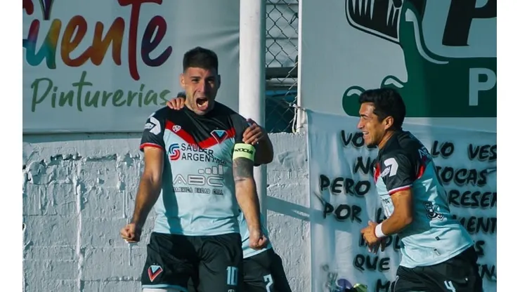 Mateo Acosta festeja uno de los goles que convirtió en los dos años y medio que permaneció en Brown de Adrogué de Argentina.