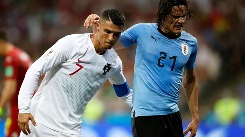 Cristiano Ronaldo con Edinson Cavani en el duelo que Uruguay le ganó a Portugal por 2-1 en los octavos de final de Rusia 2018.