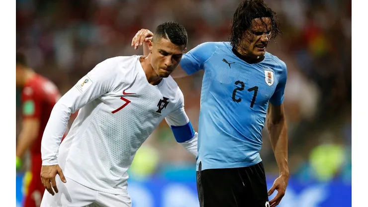 Cristiano Ronaldo con Edinson Cavani en el duelo que Uruguay le ganó a Portugal por 2-1 en los octavos de final de Rusia 2018.
