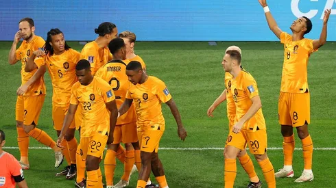 Países Bajos buscan clasificar a octavos de final como líder de su grupo ante los locales.