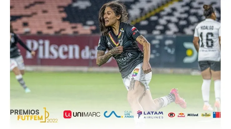 Yenny Acuña marcándole a Colo Colo