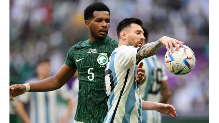 Ali Al-Bulaihi y Lionel Messi se mostraron los dientes en pleno partido