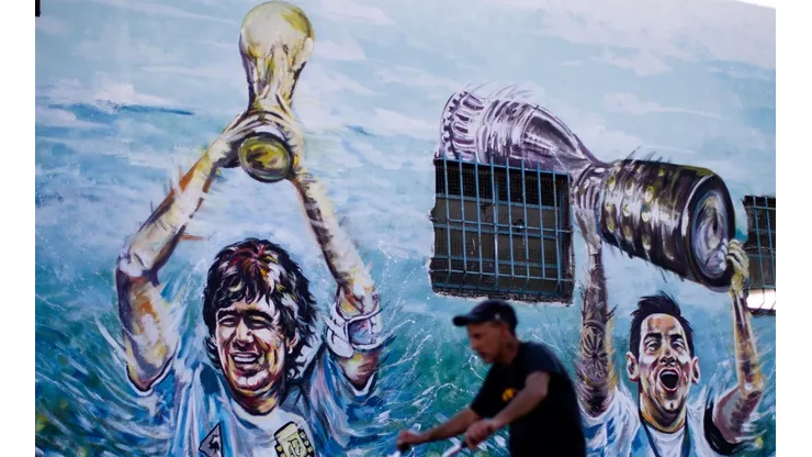 Maradona ganó el Mundial y Messi la Copa América