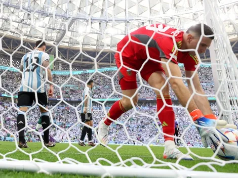 "Easy, easy": el escupo al cielo de Dibu le cae de lleno en la cara