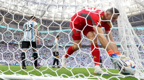 Emiliano Martínez saca del arco uno de los dos balones que Arabia Saudita transformó en gol. Sólo así pudo tomar la pelota con las manos ante los pupilos del francés Hervé Renard.