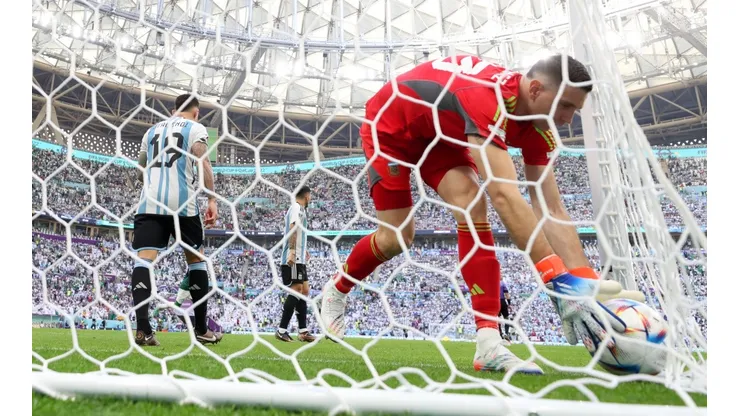 Emiliano Martínez saca del arco uno de los dos balones que Arabia Saudita transformó en gol. Sólo así pudo tomar la pelota con las manos ante los pupilos del francés Hervé Renard.