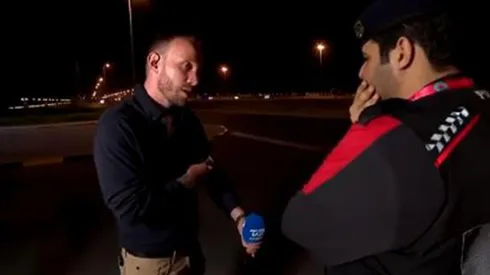 Reportero danés conversa con la policía