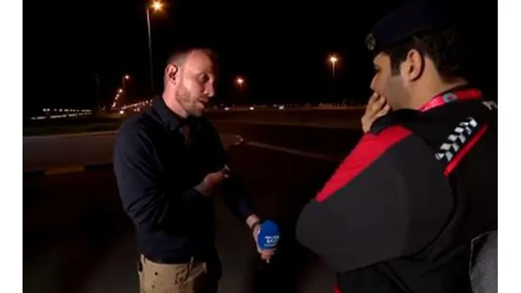 Reportero danés conversa con la policía