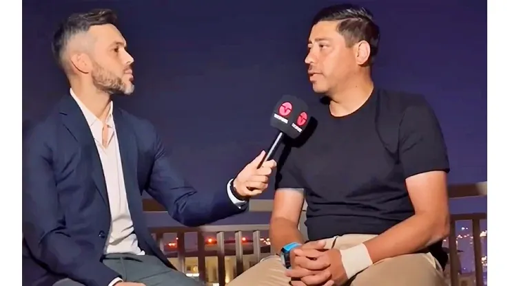 Nicolás Córdova converso con Enzo Olivera en el balcón de su residencia en Qatar