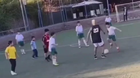 Arturo Vidal recibe el caño