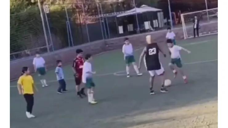 Arturo Vidal recibe el caño