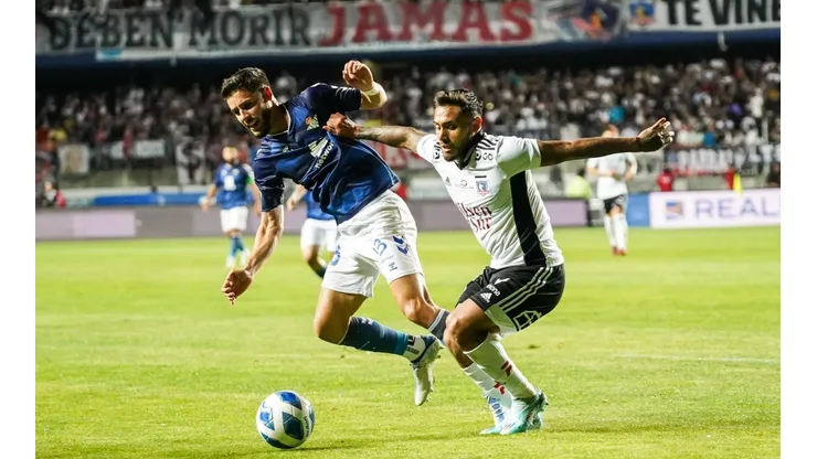 Alex Moreno disputando un balón con Marco Bolados