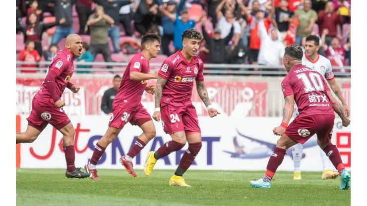 Bryan Soto (24) celebra el gol que le convirtió a Unión La Calera en esa victoria que llenó de ilusión a los hinchas de Deportes La Serena.