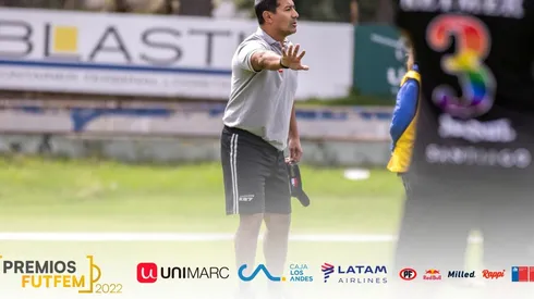 Milenko Valenzuela dirigiendo un entrenamiento de Santiago Morning